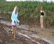 Catfight girls in the mud from इंडियन लडकिया के चूत से पानी निकलता हुआ के वीडियोस