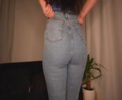 TREMENDOUS ASS!! My girlfriend's friend pulls down her jeans... and I fuck her!! homemade porn from culona twerking