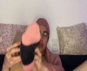 Arab masturbates a big black penis using his feet from big black pernis