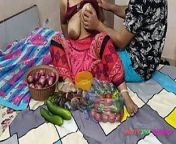 XXX Bhojpuri Bhabhi, while selling vegetables, showing off her fat nipples, got chuckled by the customer! from bhojpuri actor rani chatterjee xxx por