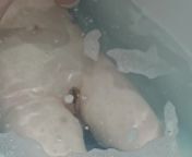 Shaving my pussy in the bath from ssving