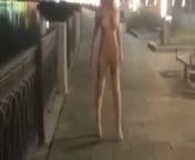 Nude Walking Through the City at Night from голая волоч