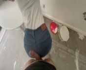 amateur stepmom paints the kitchen in her jeans shorts, so she gets fucked from pintig