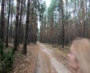 Nøgen russisk ekshibitionist pige på marken i skoven på søen from nackte boys beim fkk