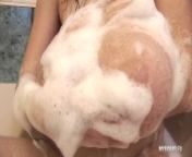 Huge Natural Tits babe homemade video from her BathTube from big nipples